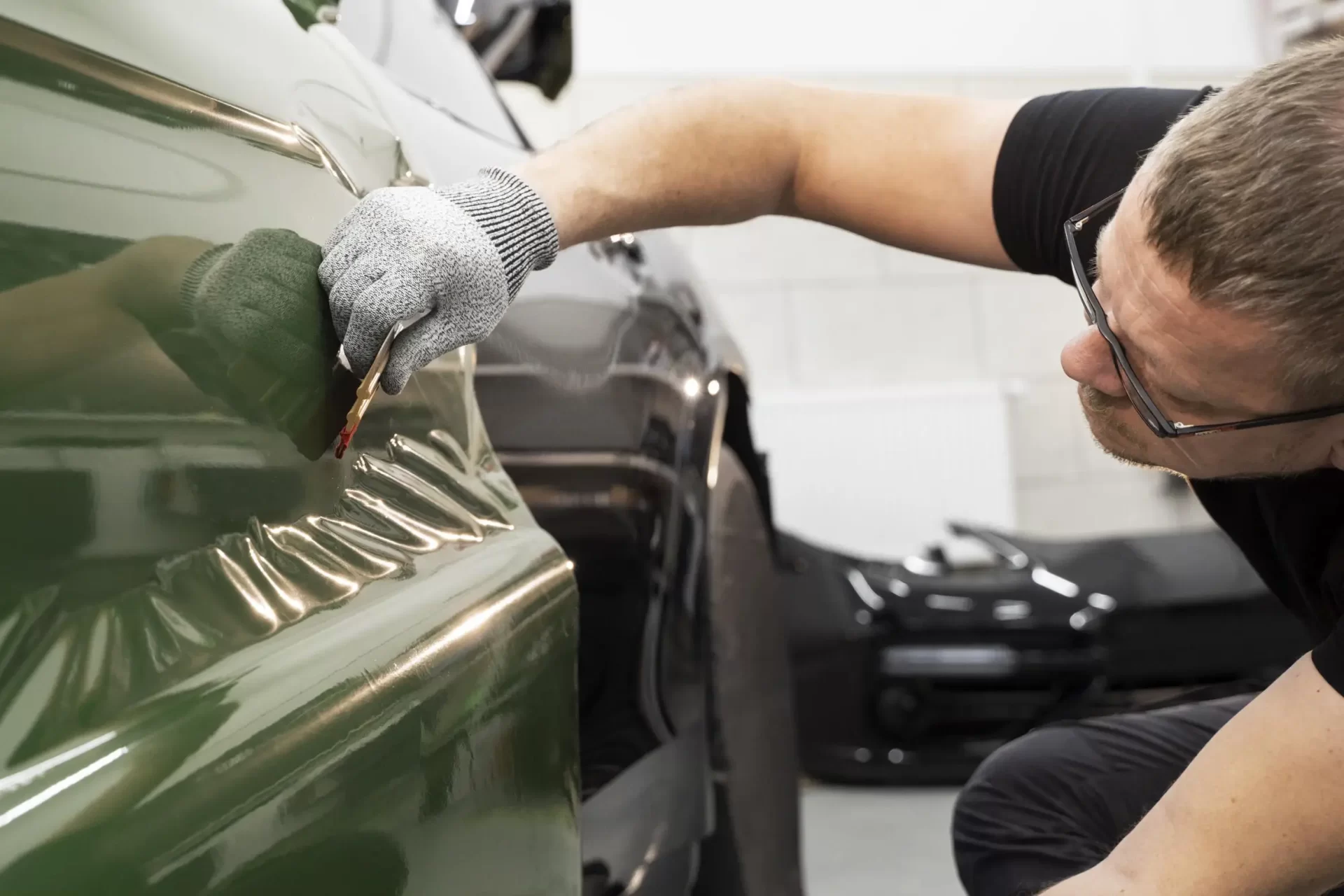 person-working-car-wrapping_web.webp